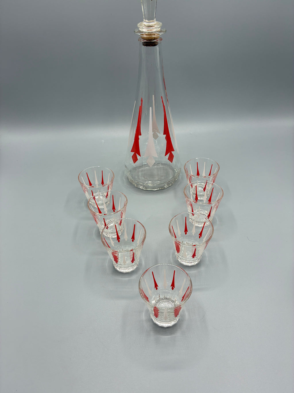 Carafe élancée avec bouchon et décor géométrique rouge et blanc