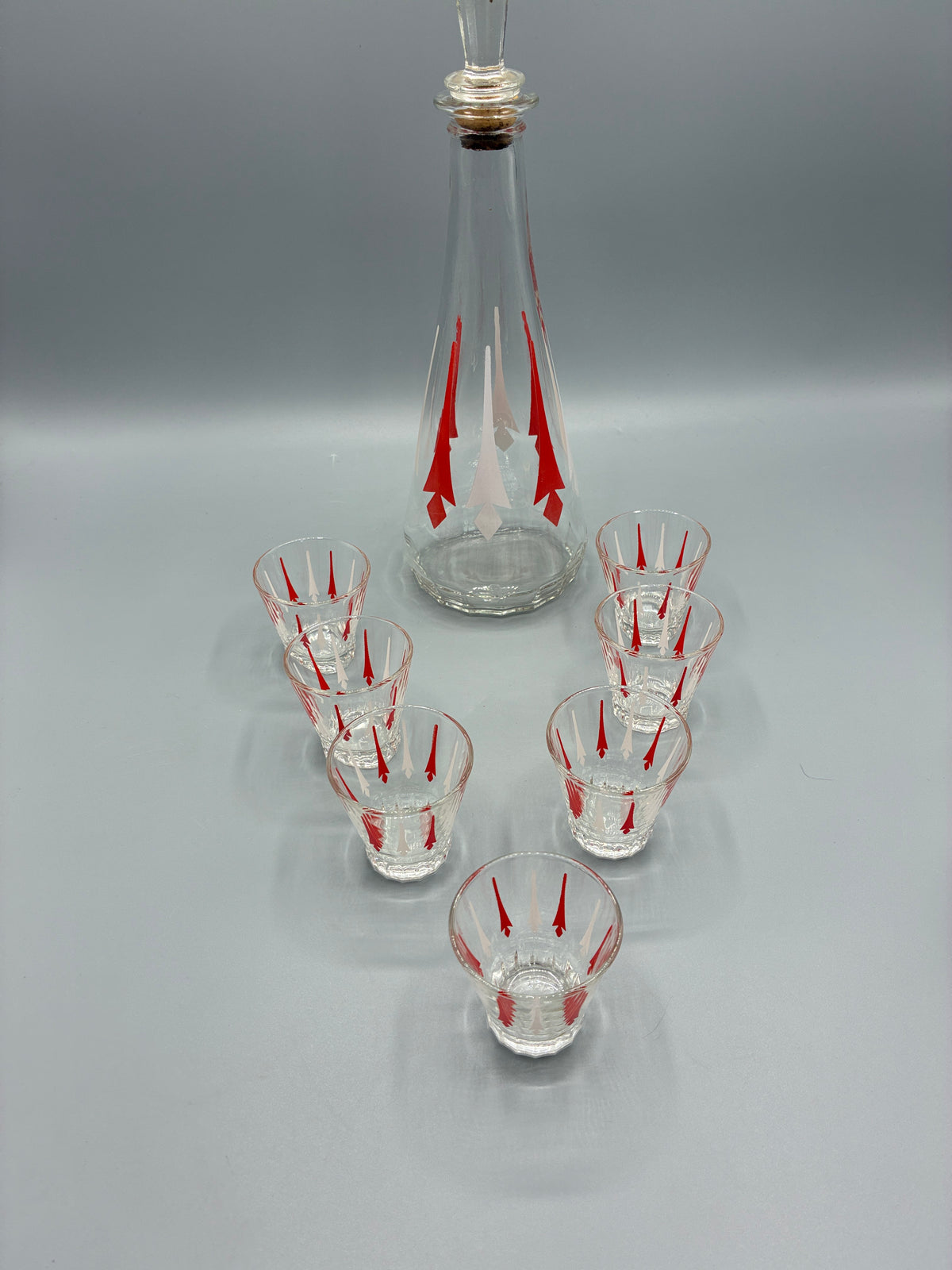 Carafe élancée avec bouchon et décor géométrique rouge et blanc