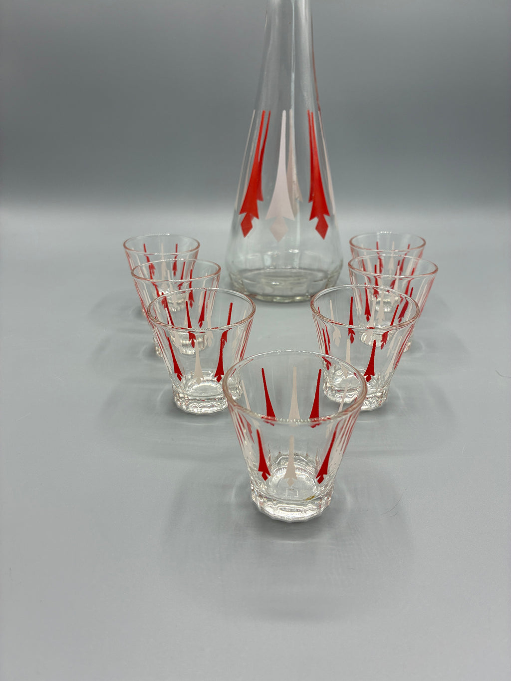 Détail des petits verres à liqueur assortis