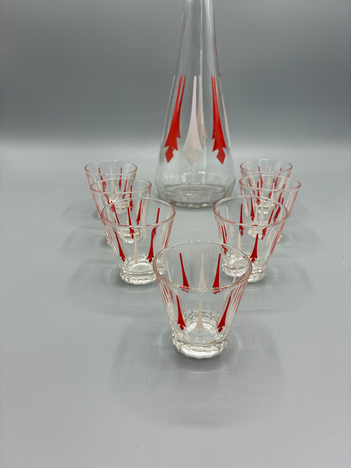 Détail des petits verres à liqueur assortis