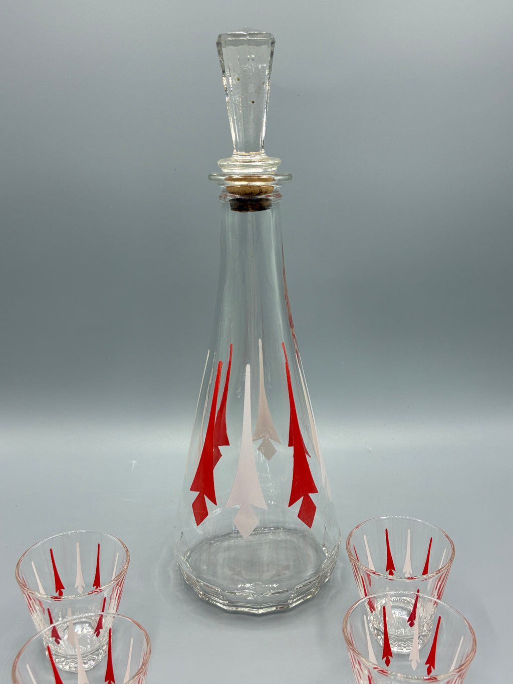 Détail du décor géométrique rouge et blanc sur la carafe