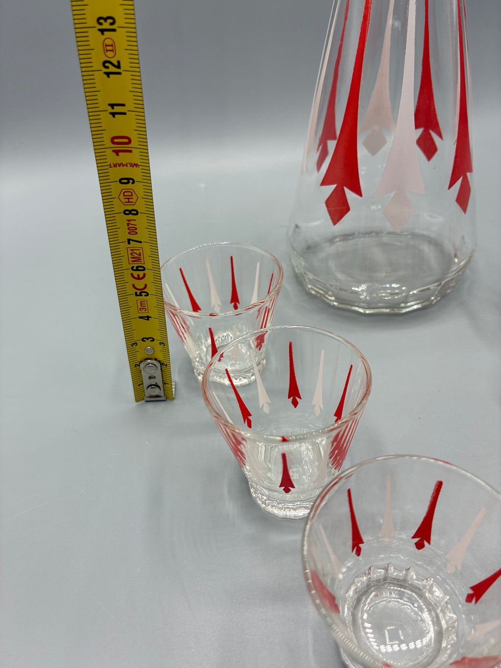 Service à liqueur des années 1960 avec carafe et sept verres à décor rouge et blanc
