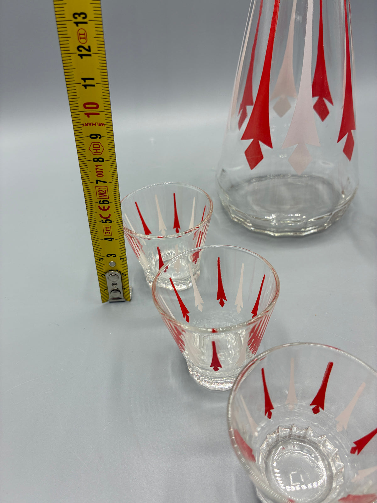 Service à liqueur des années 1960 avec carafe et sept verres à décor rouge et blanc