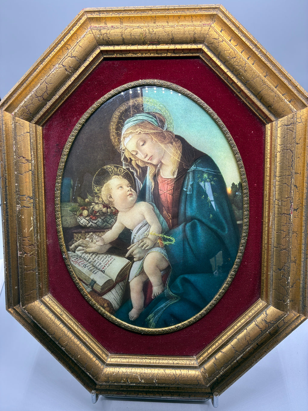 Détail du manteau bleu et de la bordure ovale à petites roses en relief