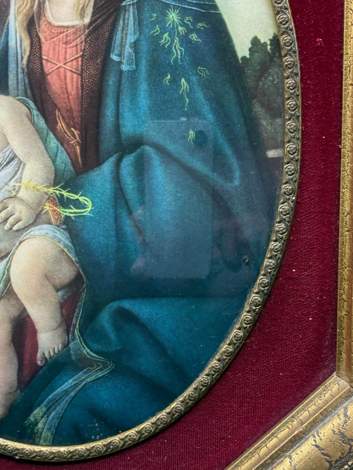 La Madone du livre d’après Botticelli dans son cadre octogonal doré et son entourage de velours grenat