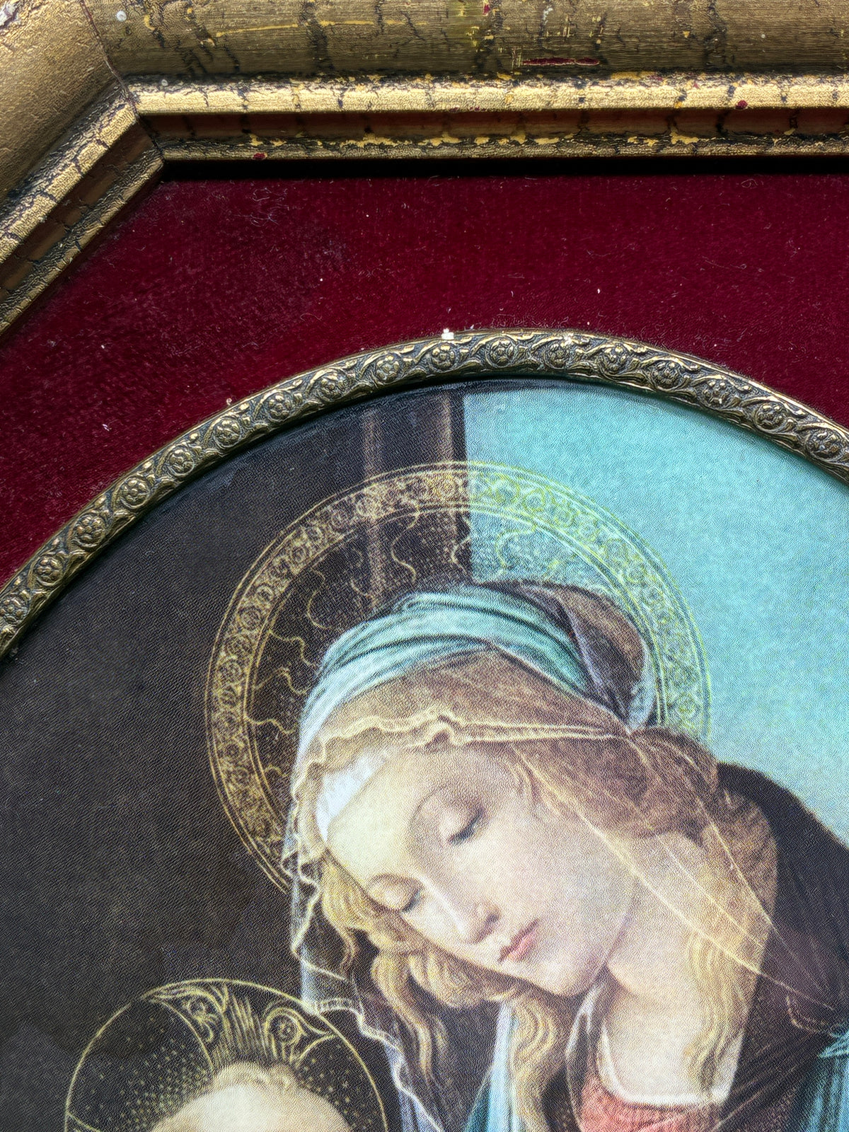 Détail du visage de Marie et de son auréole dans La Madone du livre
