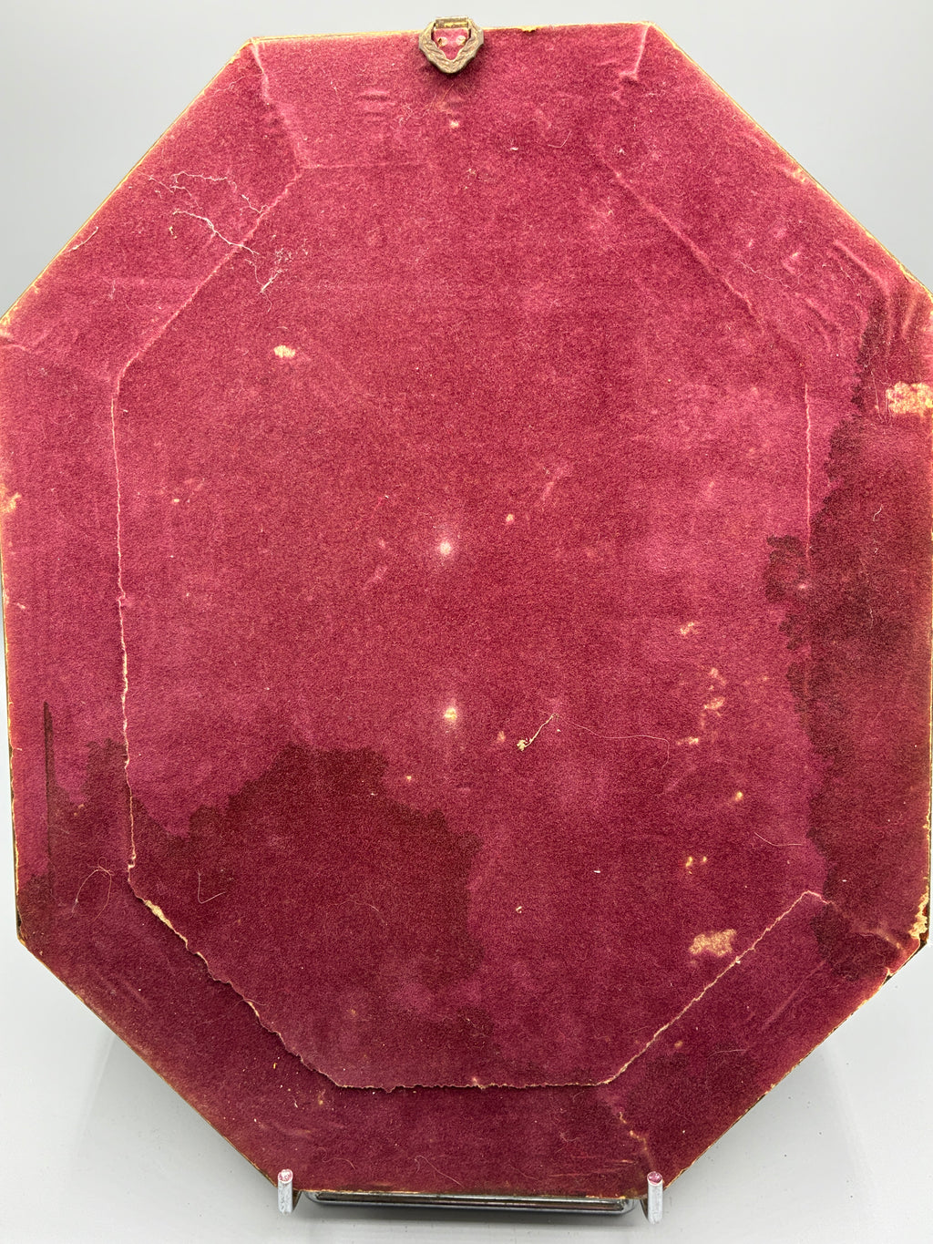 Détail du livre ouvert et de l’Enfant Jésus dans la reproduction encadrée