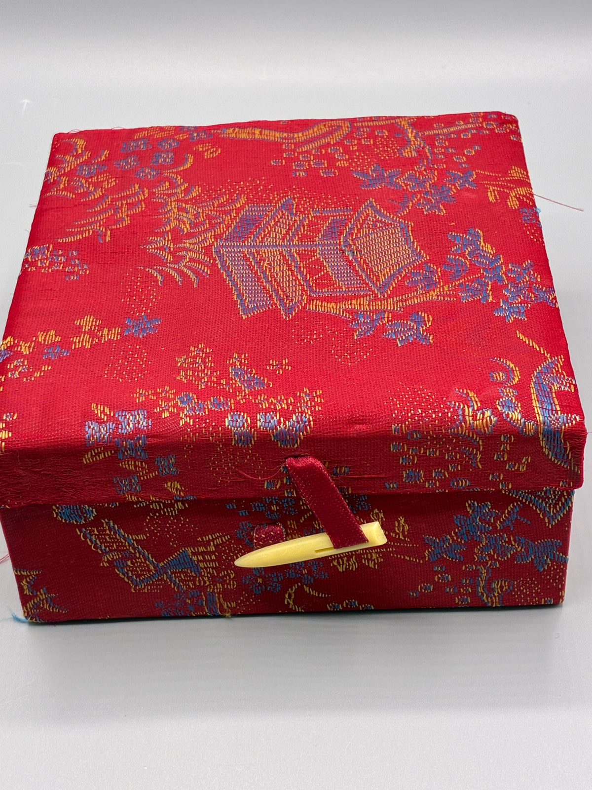 Verseuse couverte à décor de musiciennes et fleurs multicolores avec coupelles assorties