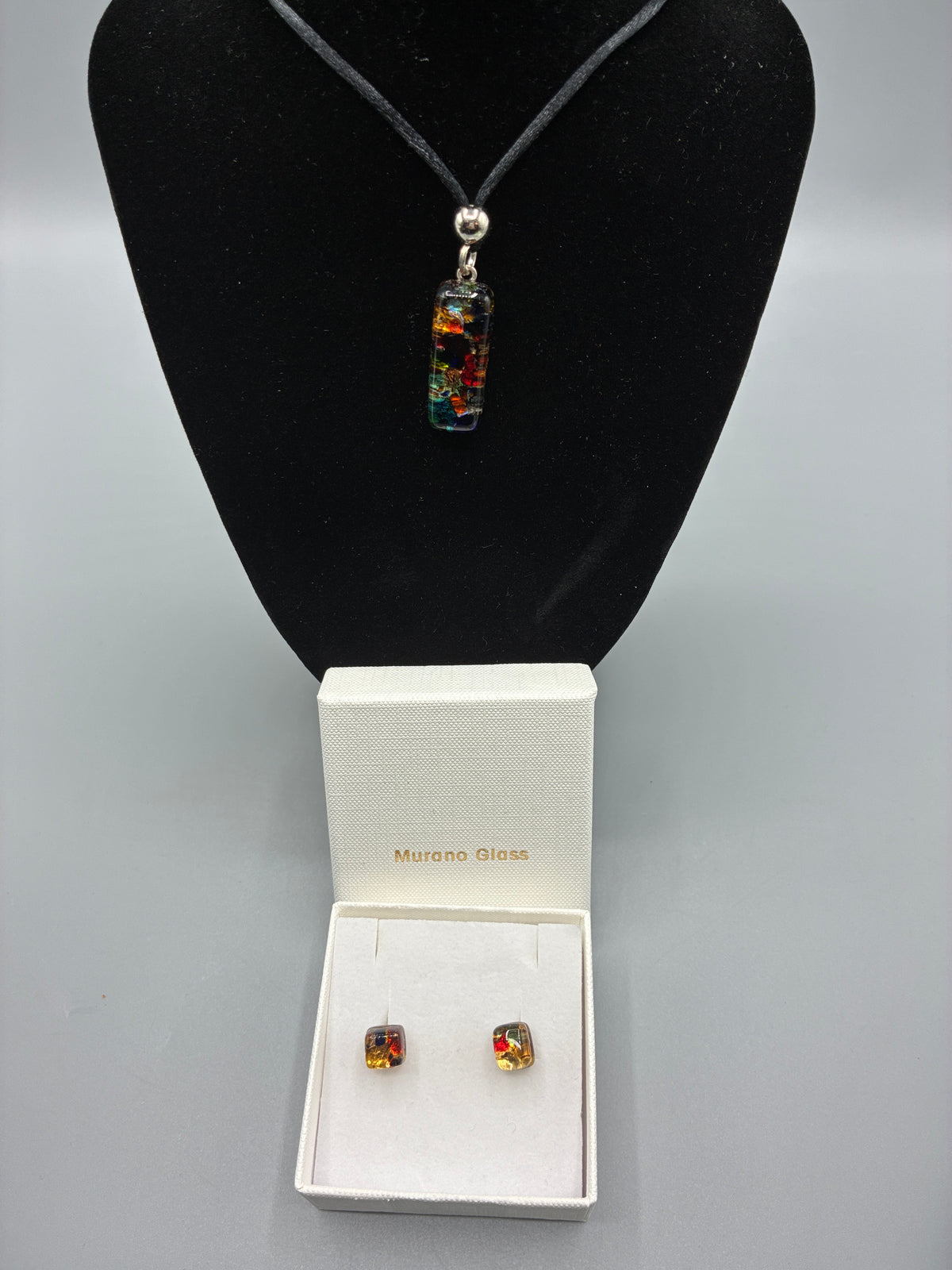 Boucles d’oreilles carrées en verre multicolore aux reflets dorés dans leur écrin Murano Glass