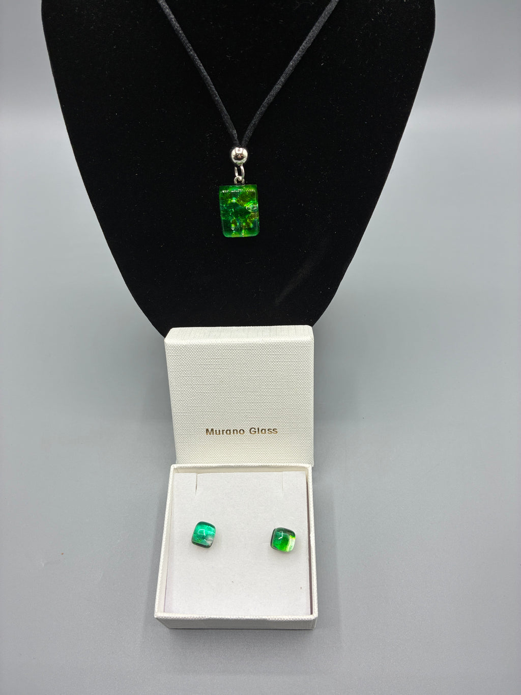 Parure en verre vert avec pendentif rectangulaire aux reflets irisés et boucles d’oreilles carrées assorties