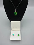 Parure en verre vert avec pendentif rectangulaire aux reflets irisés et boucles d’oreilles carrées assorties