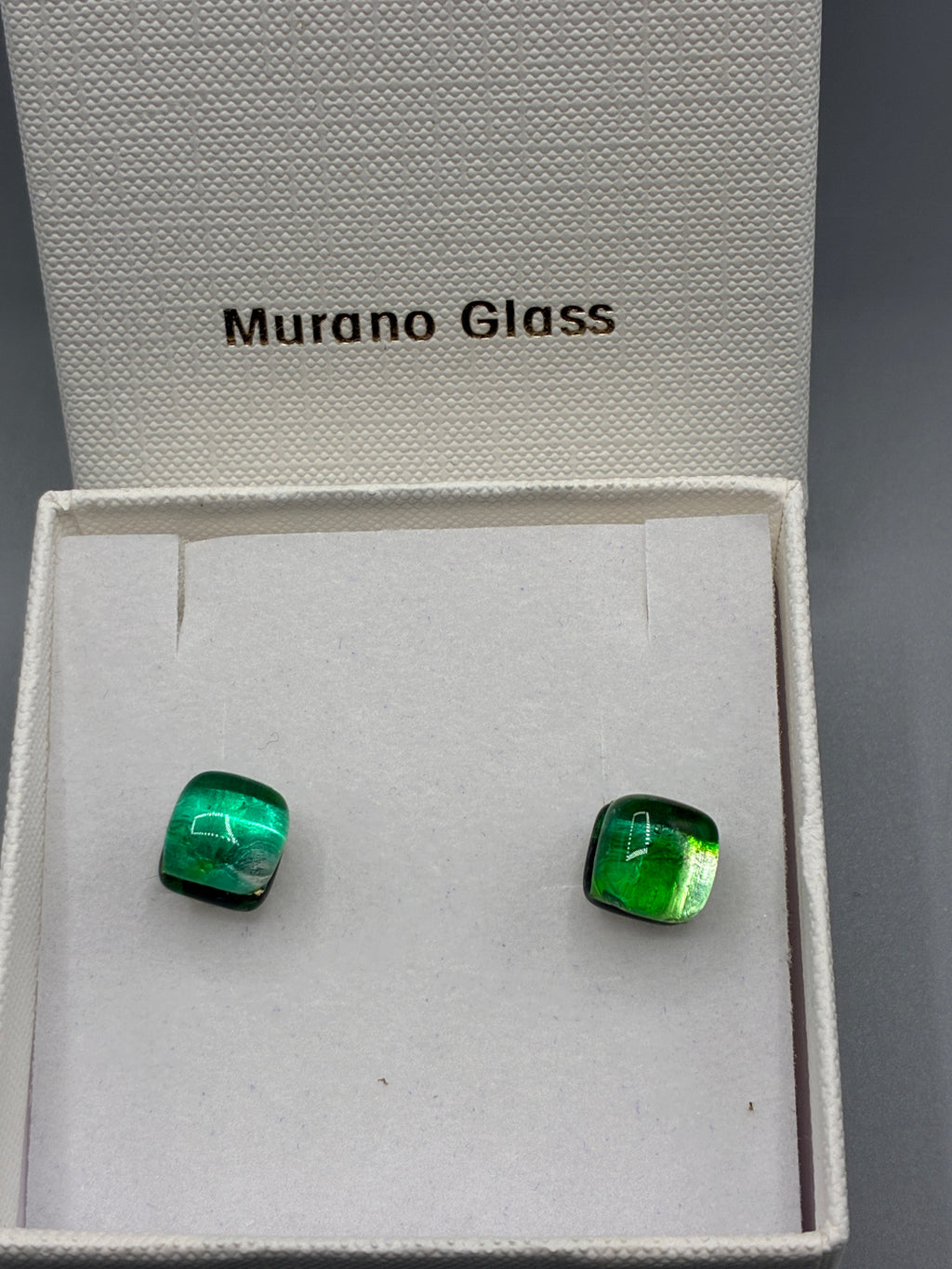 Boucles d’oreilles carrées en verre vert dans leur écrin blanc Murano Glass