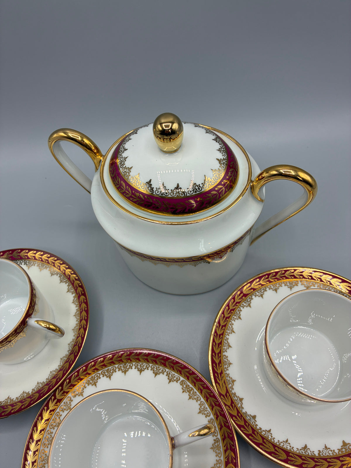 Vue de dessus du sucrier couvert et des tasses à décor pourpre et or