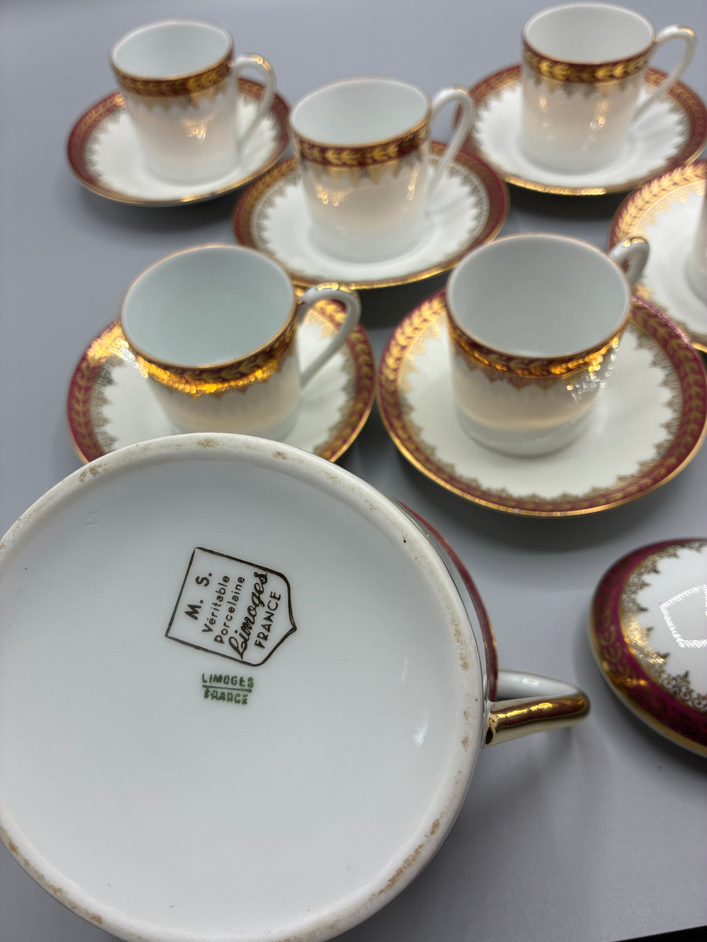Cachets M.S. véritable porcelaine Limoges France sous une soucoupe