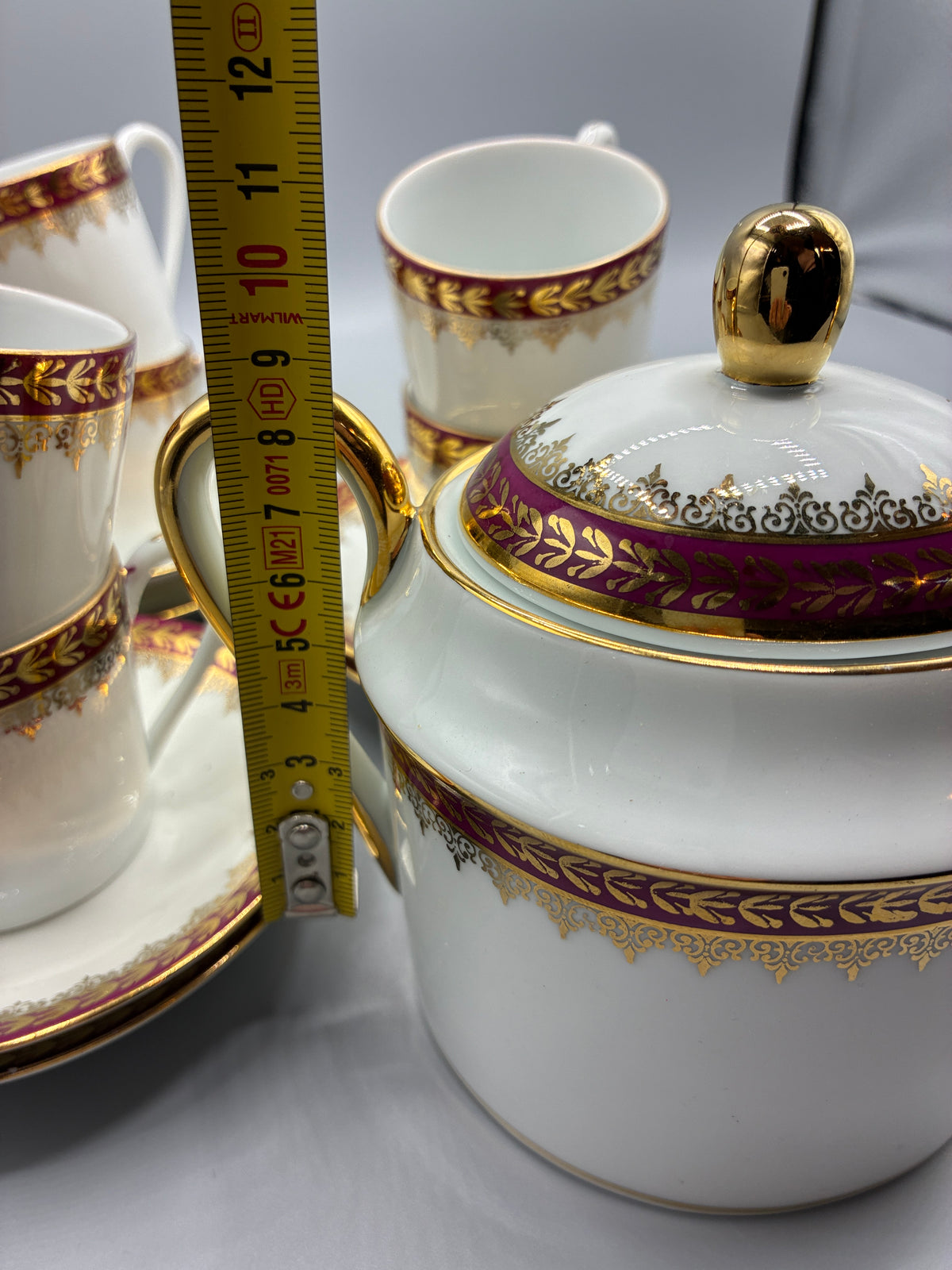 Marque verte Limoges France sous une tasse et décor de sa soucoupe
