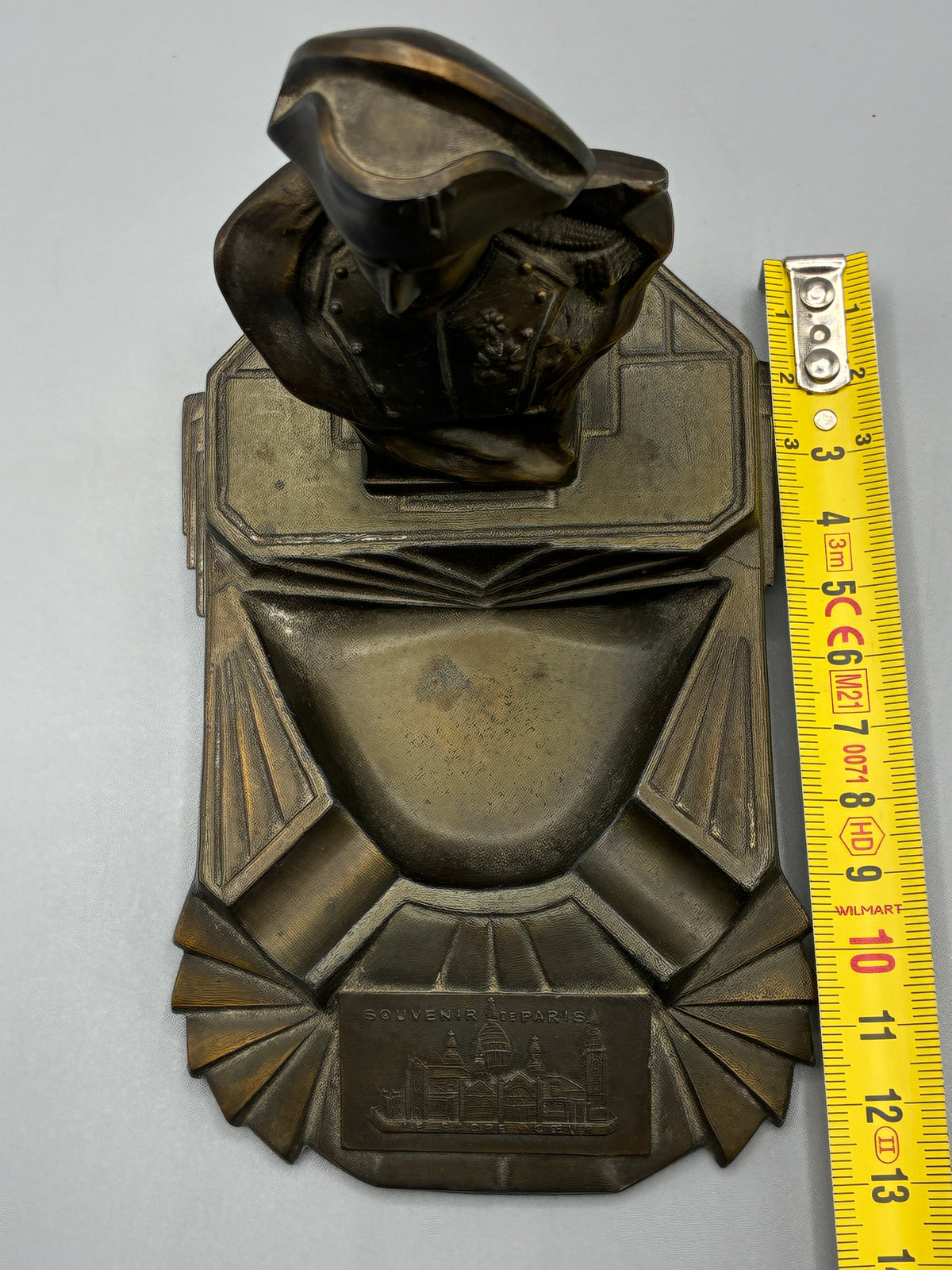 Mesure de la largeur du cendrier à décor géométrique