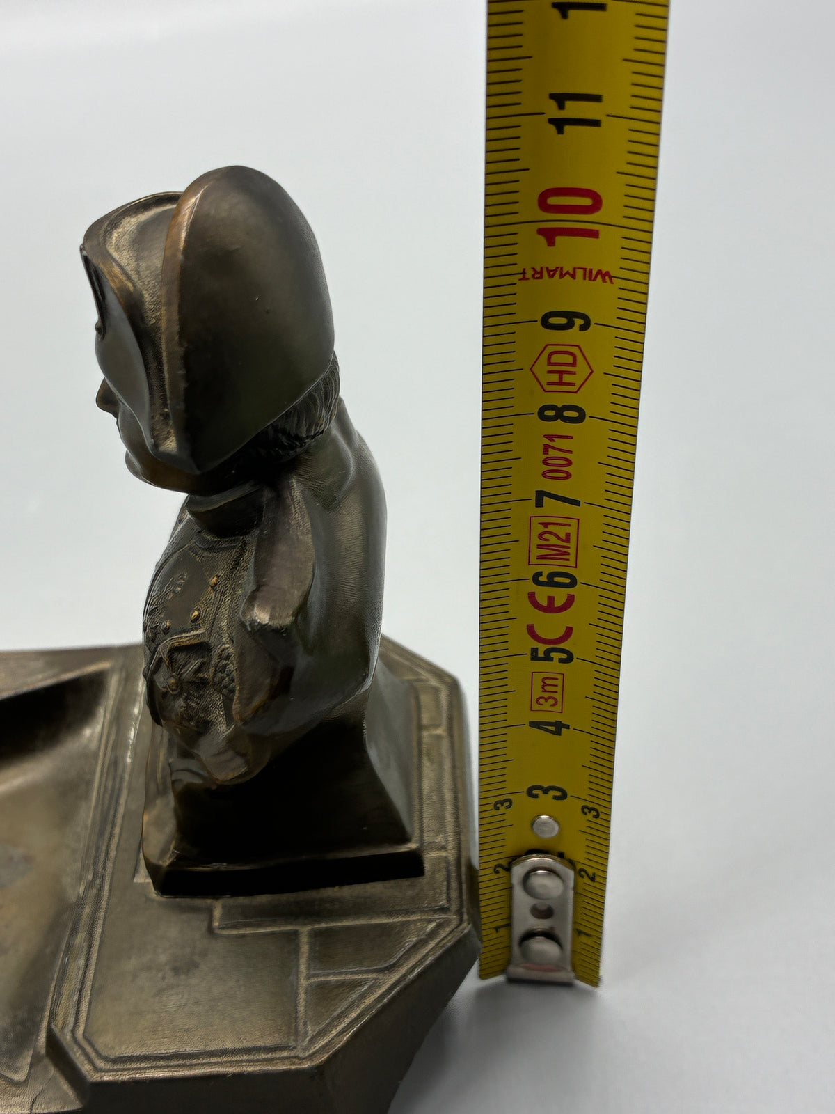 Vue arrière du buste de Napoléon et de son socle