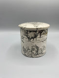 Boîte en fer cylindrique décor toile de Jouy, vue de face avec bœuf et mouton