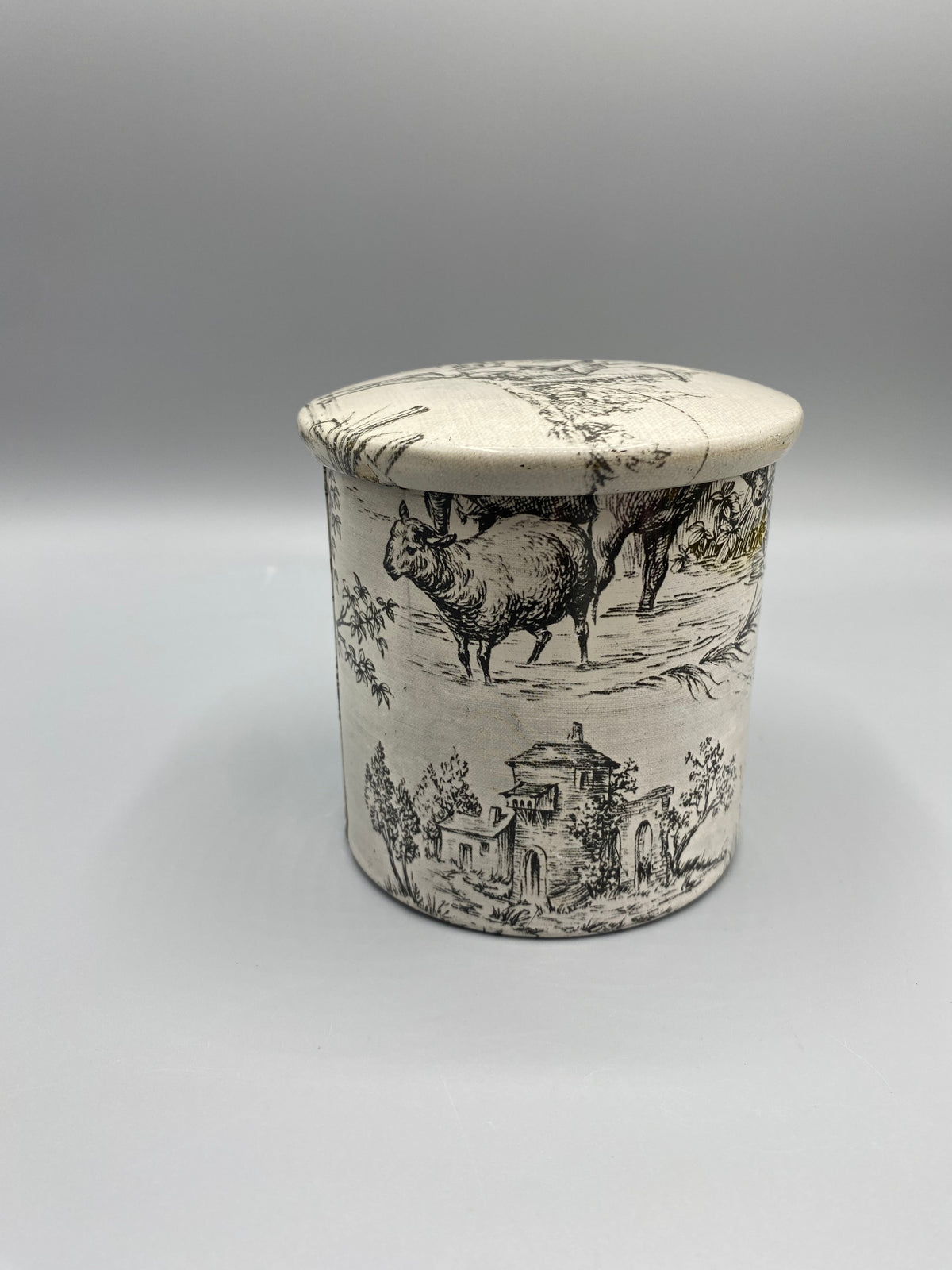 Boîte en fer cylindrique décor toile de Jouy, vue de face avec bœuf et mouton