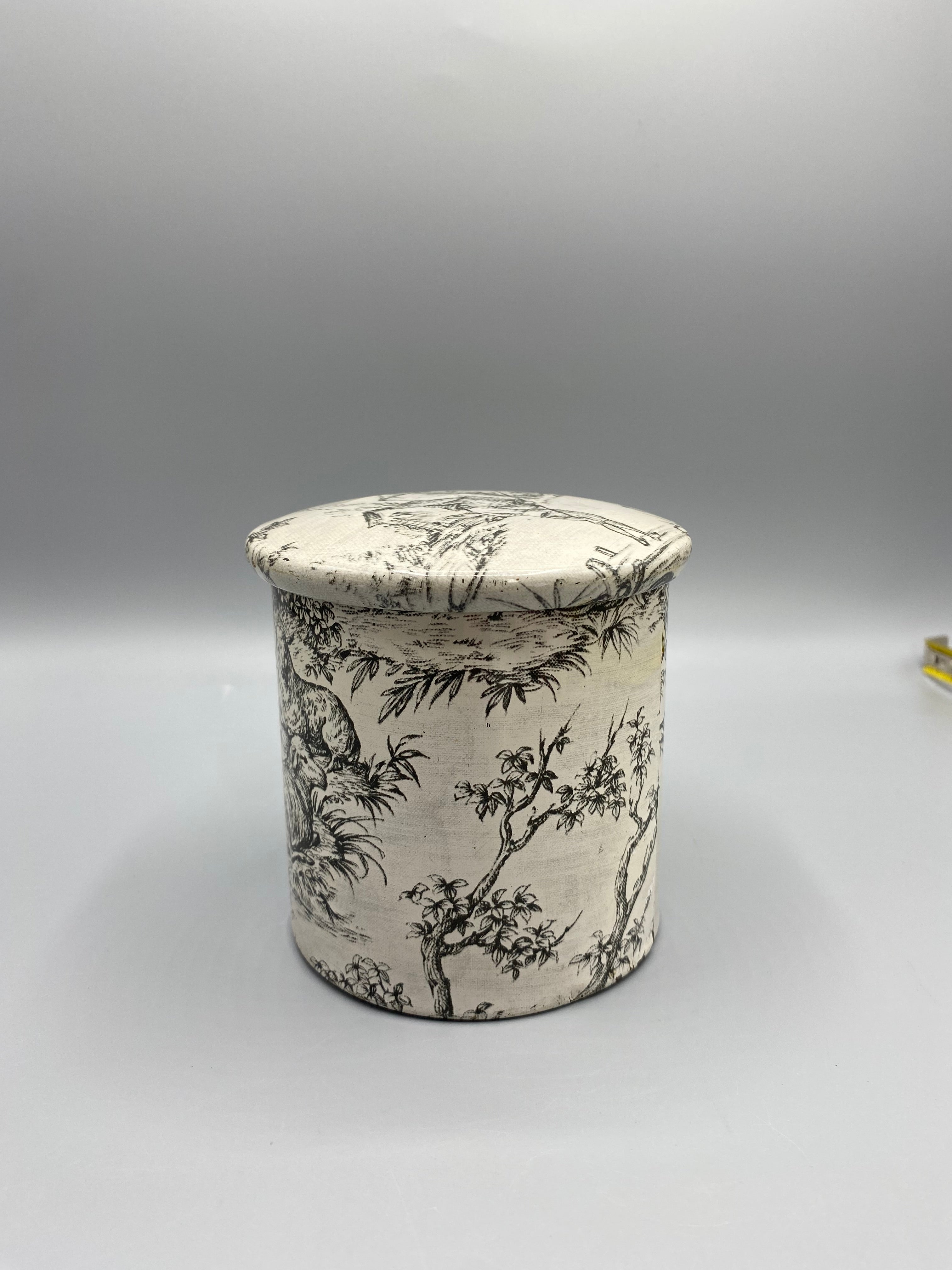 Boîte en fer cylindrique décor toile de Jouy, vue trois quarts avec arbres