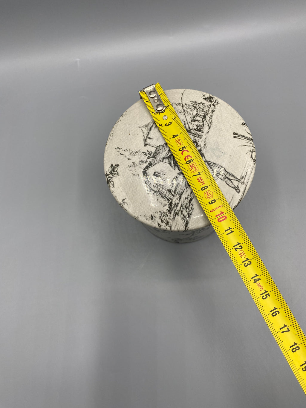 Boîte en fer cylindrique décor toile de Jouy, vue du dessus avec mesure diamètre 10 cm