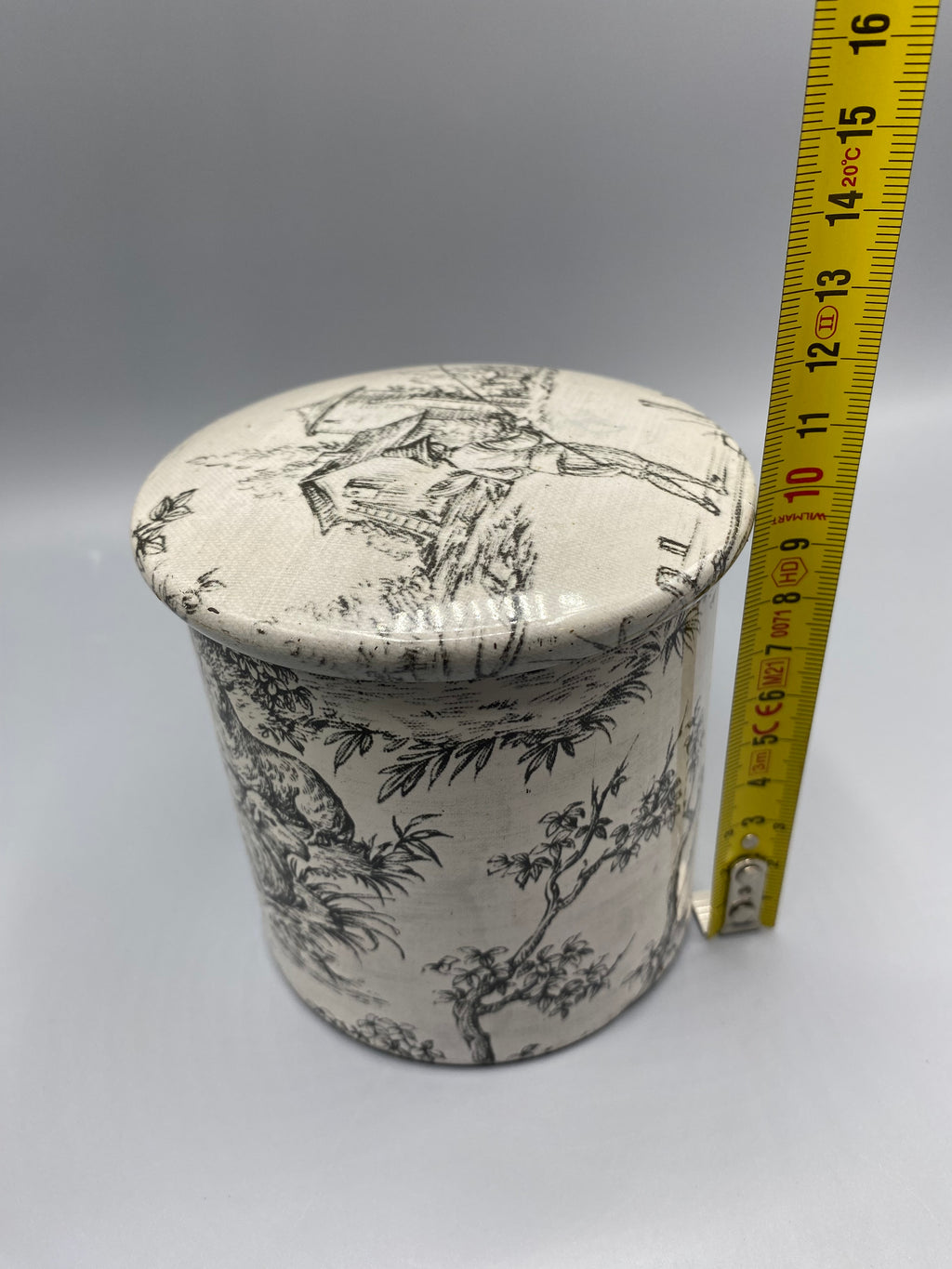 Boîte en fer cylindrique décor toile de Jouy, vue de côté avec mesure hauteur 10 cm