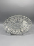 Plat compartimenté verre pressé Art déco, vue trois quarts décor étoilé et facettes