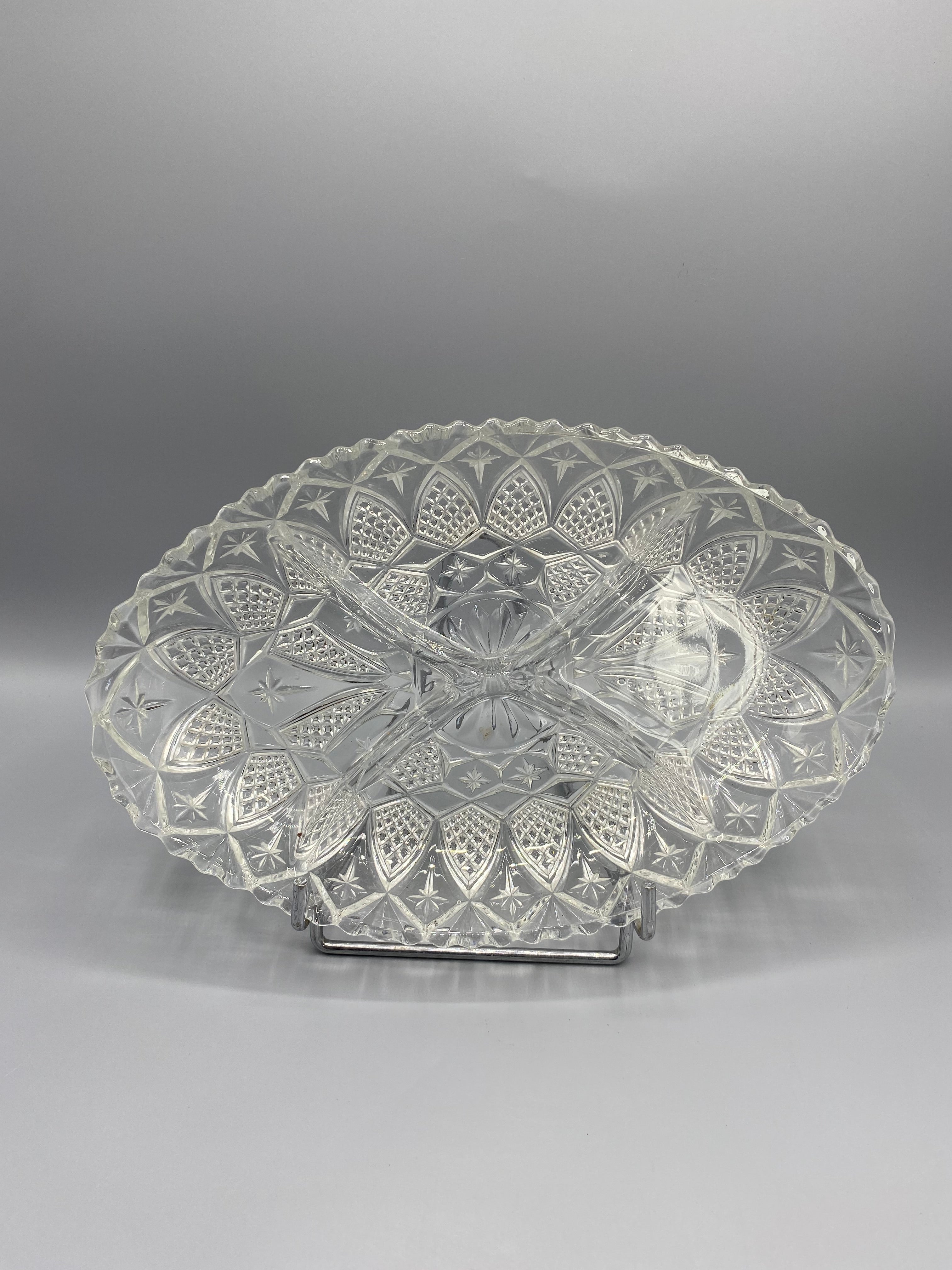 Plat compartimenté verre pressé Art déco, vue trois quarts décor étoilé et facettes