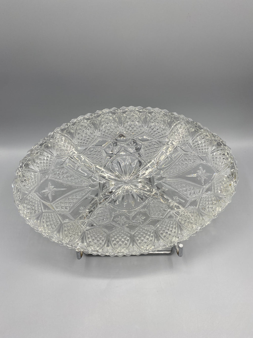 Plat compartimenté verre pressé Art déco, vue de face décor géométrique