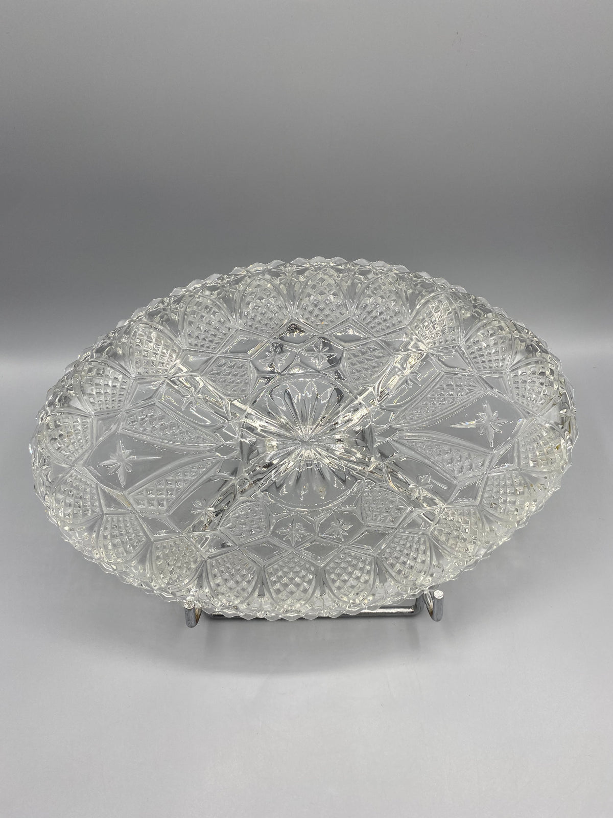 Plat compartimenté verre pressé Art déco, vue de face décor géométrique
