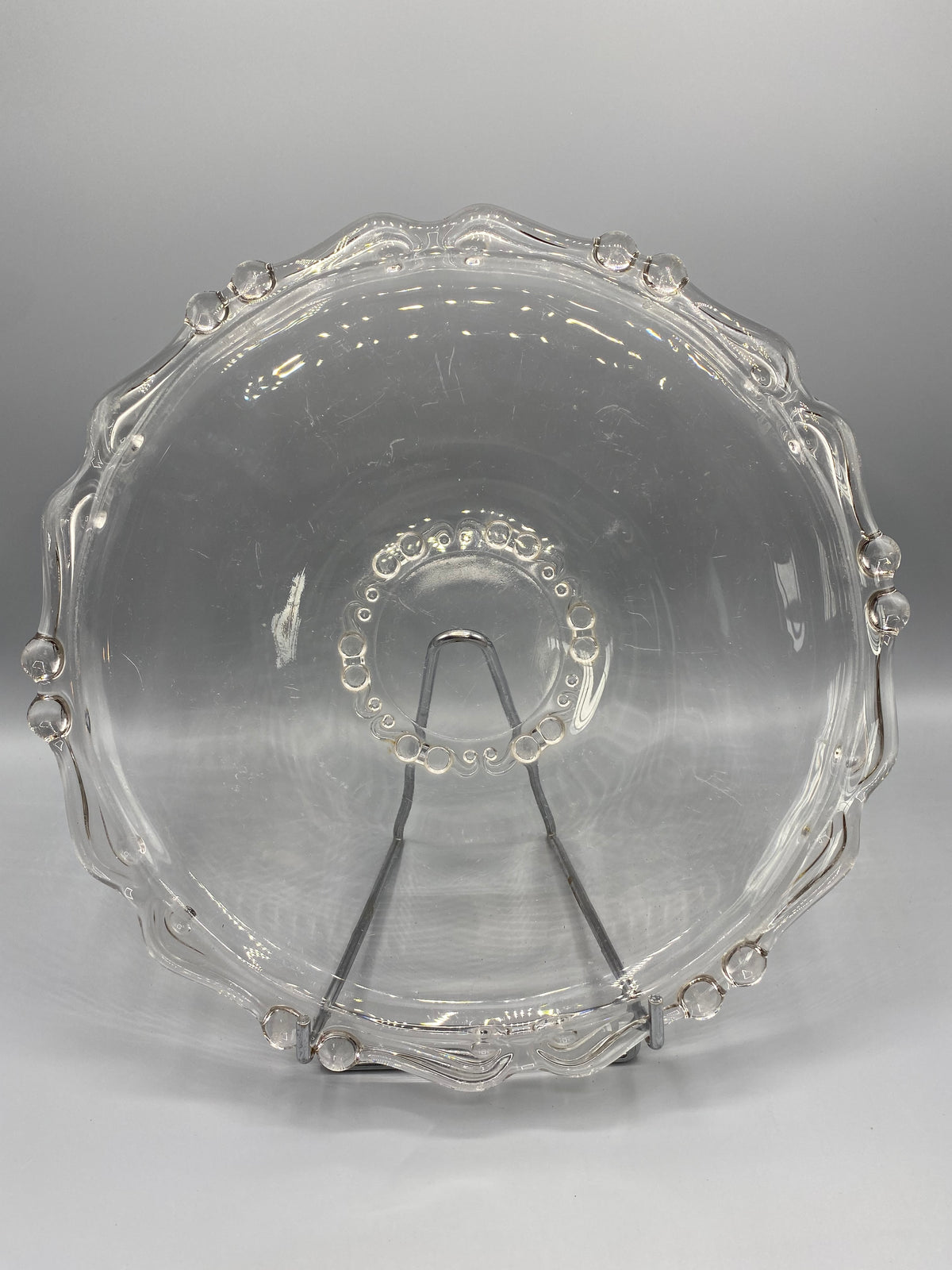 Plat de service verre moulé vintage, vue de face décor perles et volutes