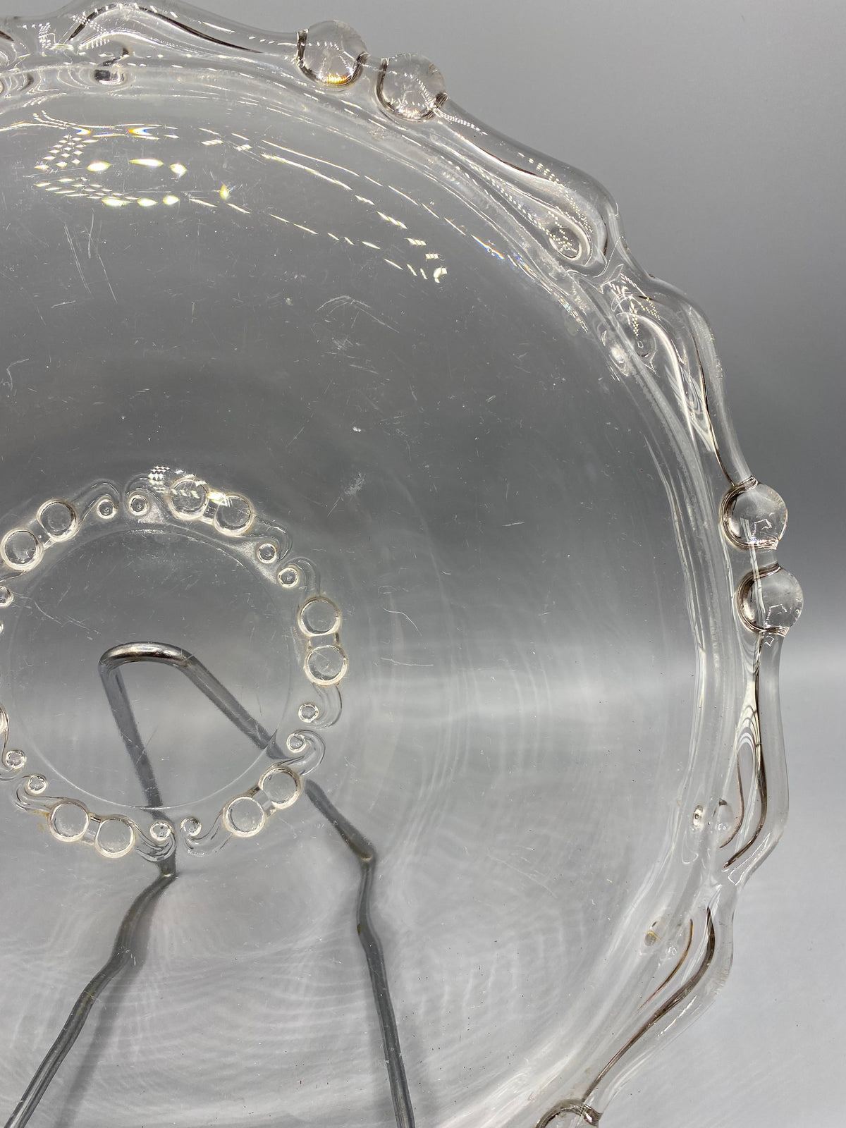 Plat de service verre moulé vintage, détail bordure cabochons et volutes