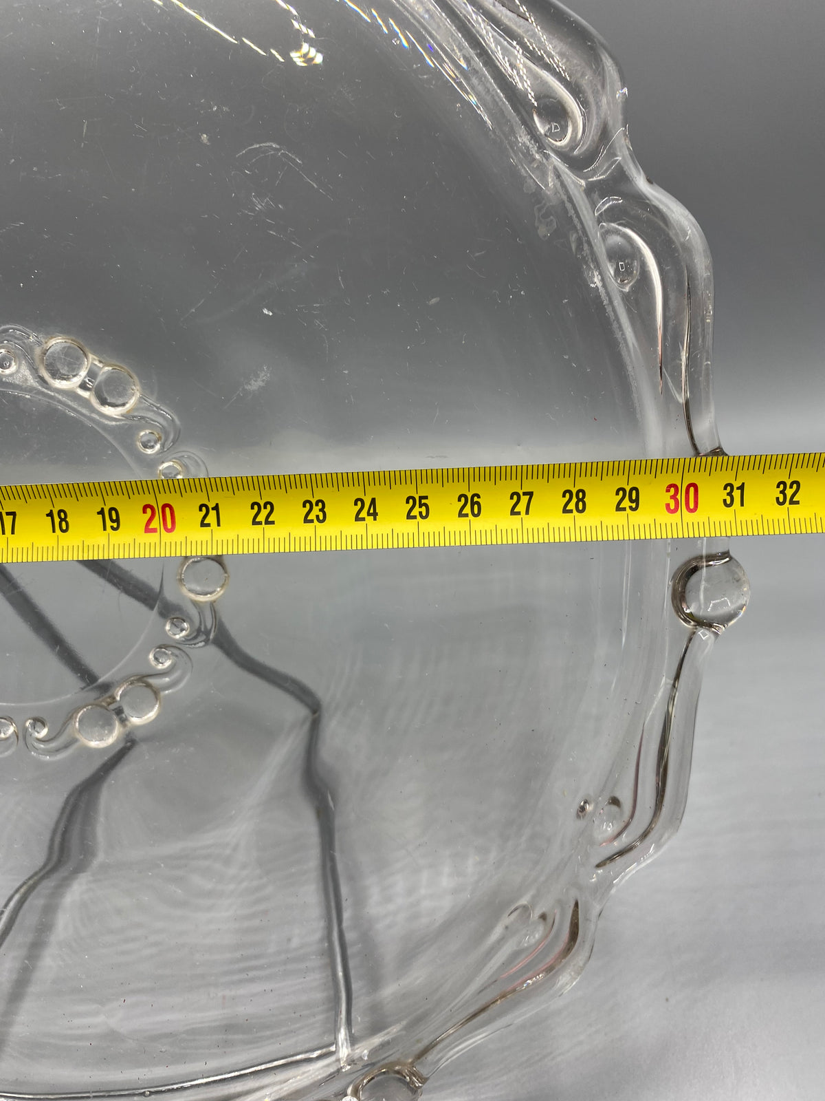 Plat de service verre moulé vintage, vue avec mesure diamètre 30 cm