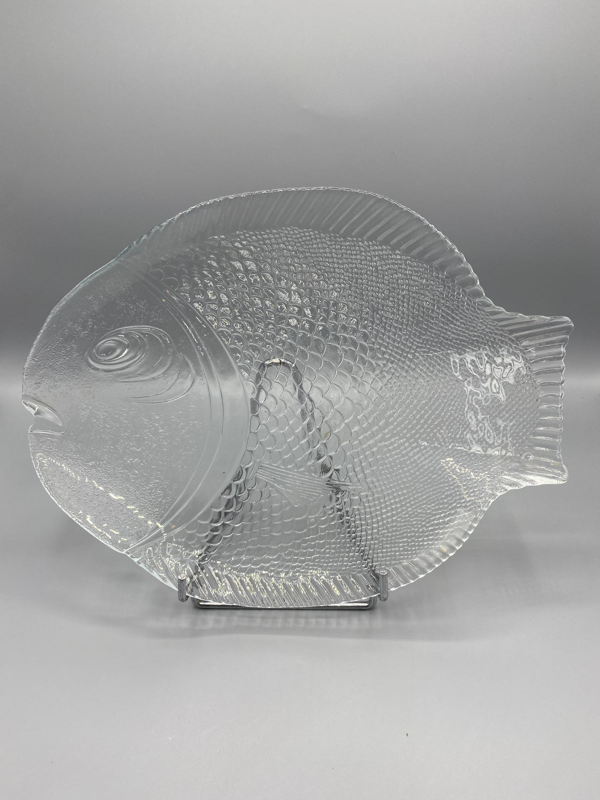 Grand plat poisson verre moule vintage, vue de face decor ecailles