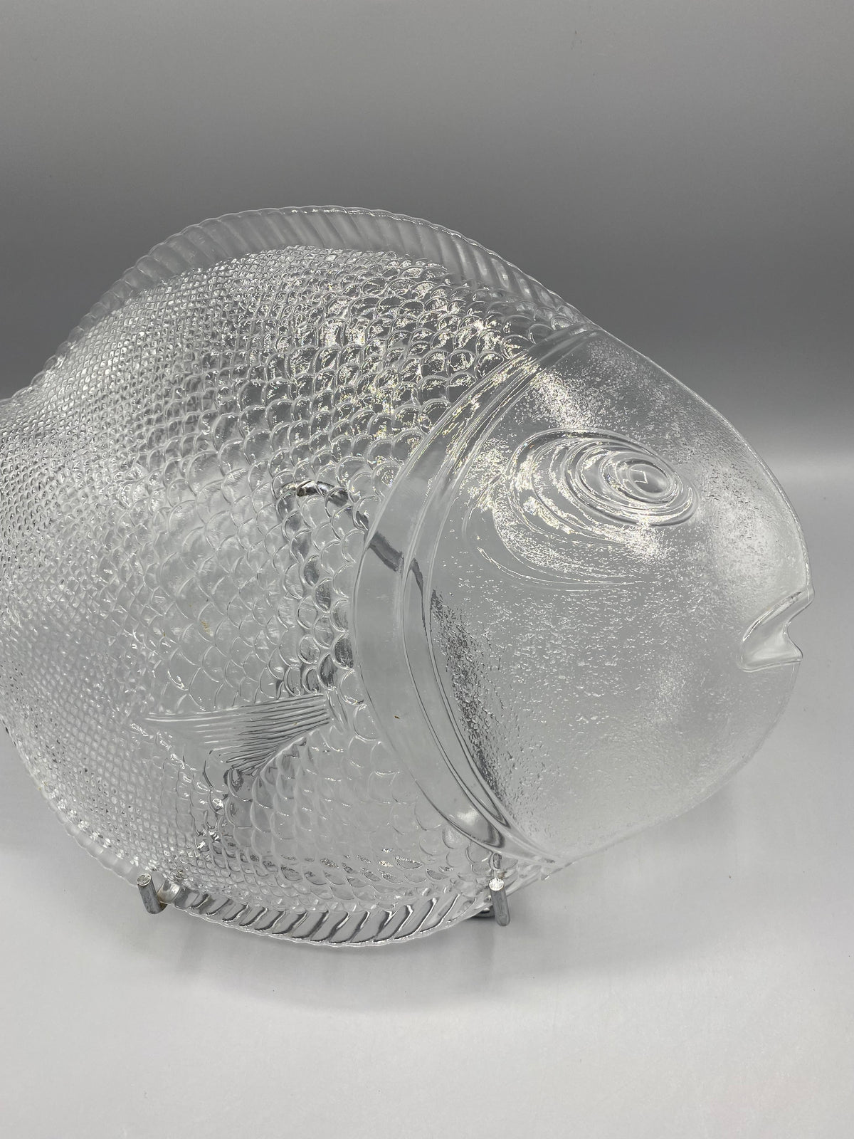 Grand plat poisson verre moule vintage, vue trois quarts relief ecailles