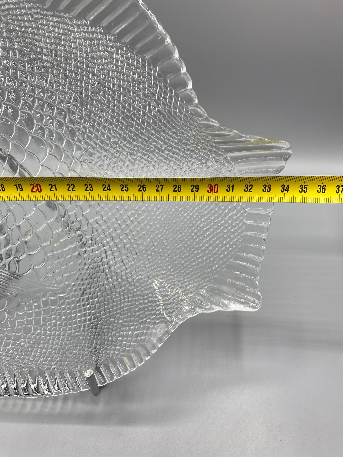 Grand plat poisson verre moule vintage, vue avec mesure longueur 34 cm