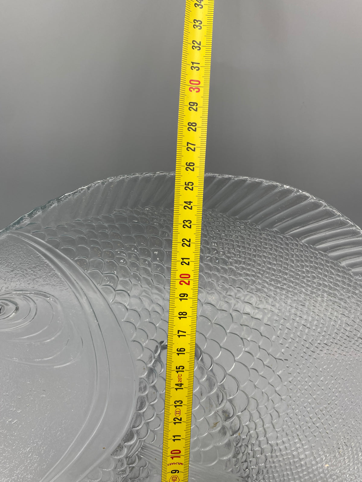Grand plat poisson verre moule vintage, vue avec mesure hauteur 24 cm