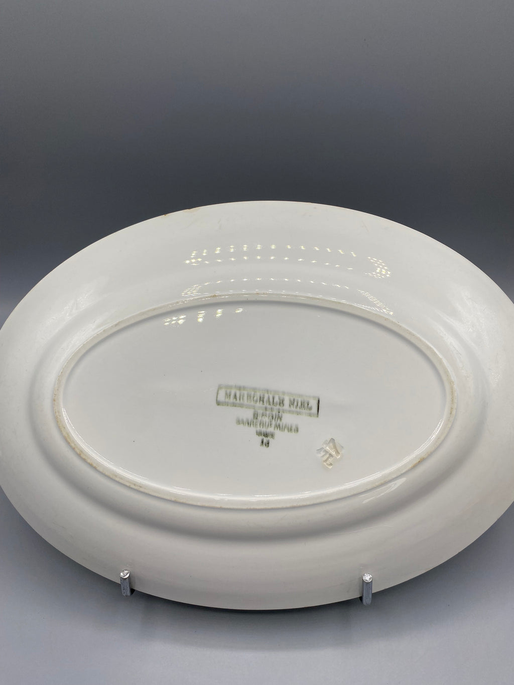Plat ovale faience Sarreguemines Marechal Miel, revers avec cachet manufacture