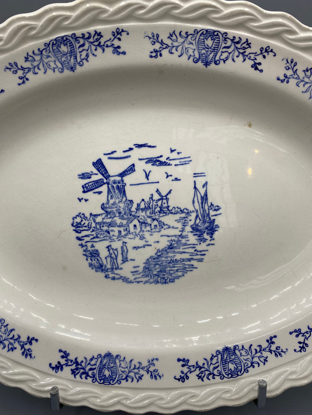 Grand plat faience hollandaise C&S Rotterdam, detail decor central moulins et voilier