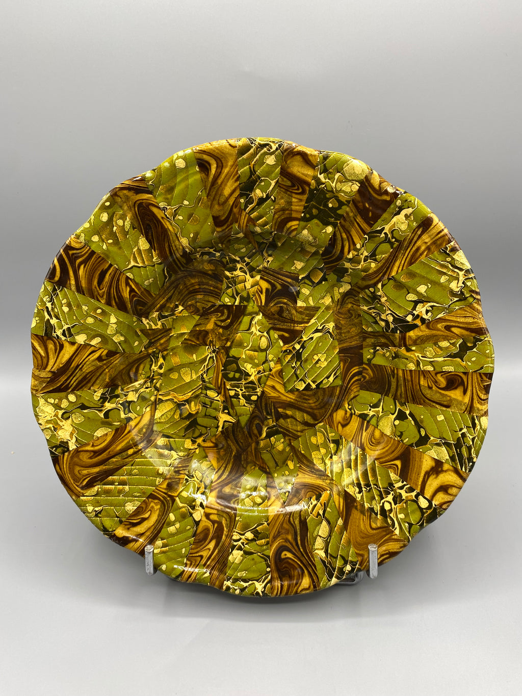 Assiette decorative artisanale composition abstraite marbre vert olive, vue de face
