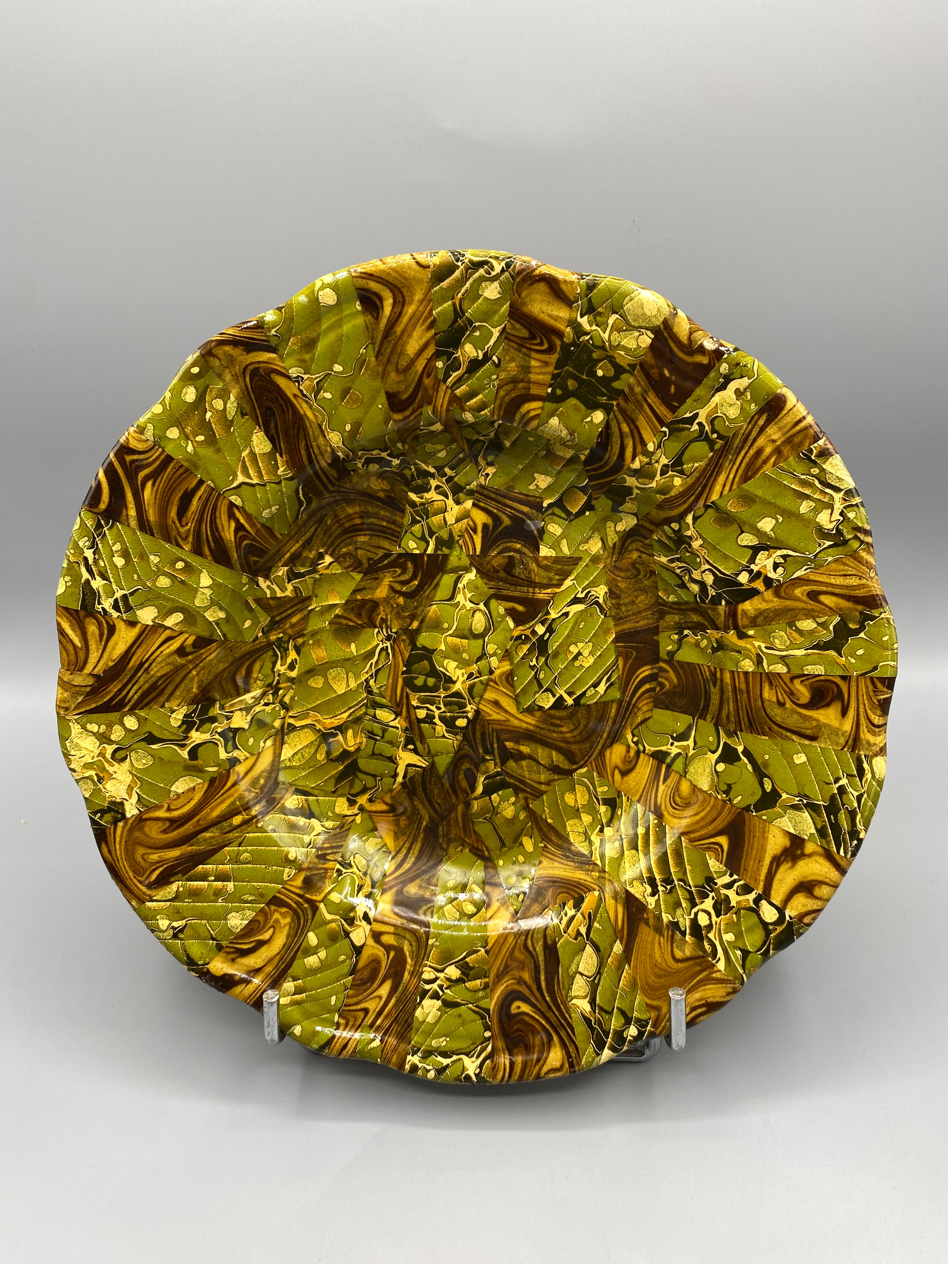 Assiette decorative artisanale composition abstraite marbre vert olive, vue de face