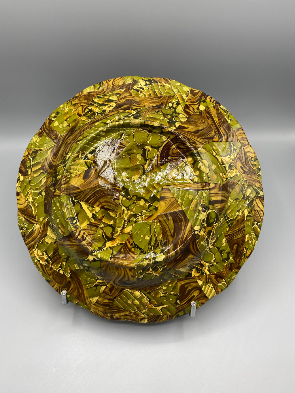 Assiette decorative artisanale composition abstraite marbre vert olive, vue de profil
