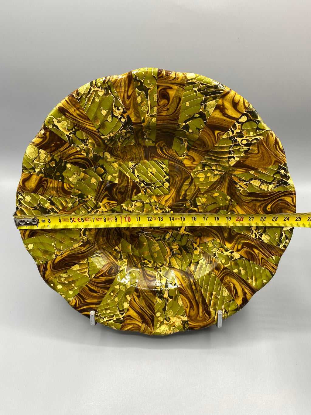 Assiette decorative artisanale composition abstraite marbre vert olive, vue avec mesure diametre 25 cm
