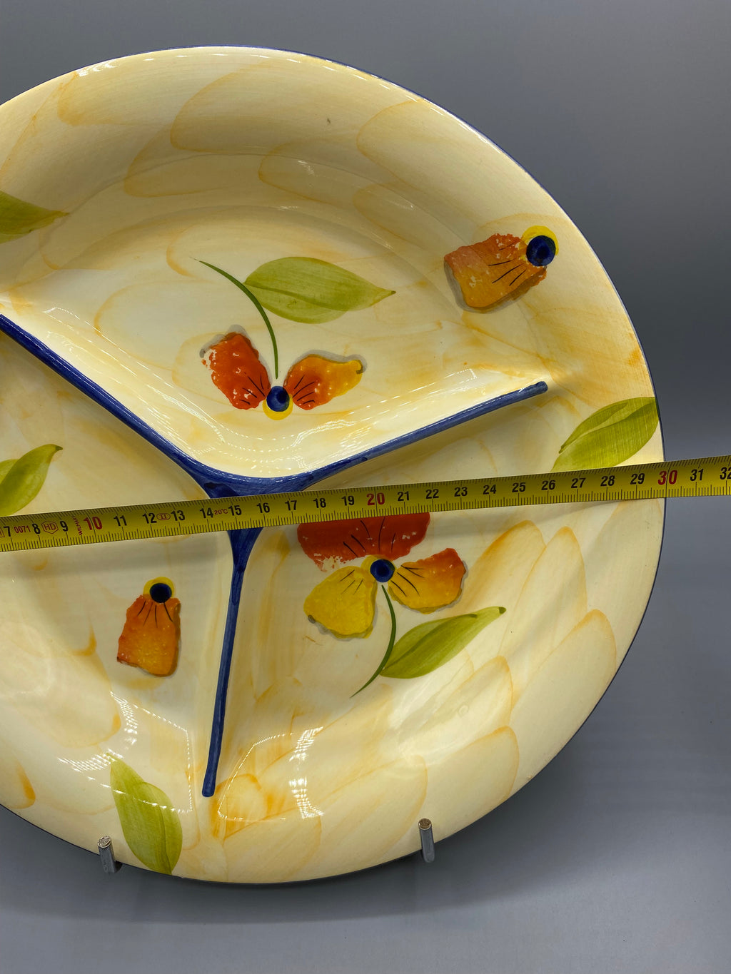 Grand plat compartiments ceramique decor pensees, vue avec mesure diametre 31 cm