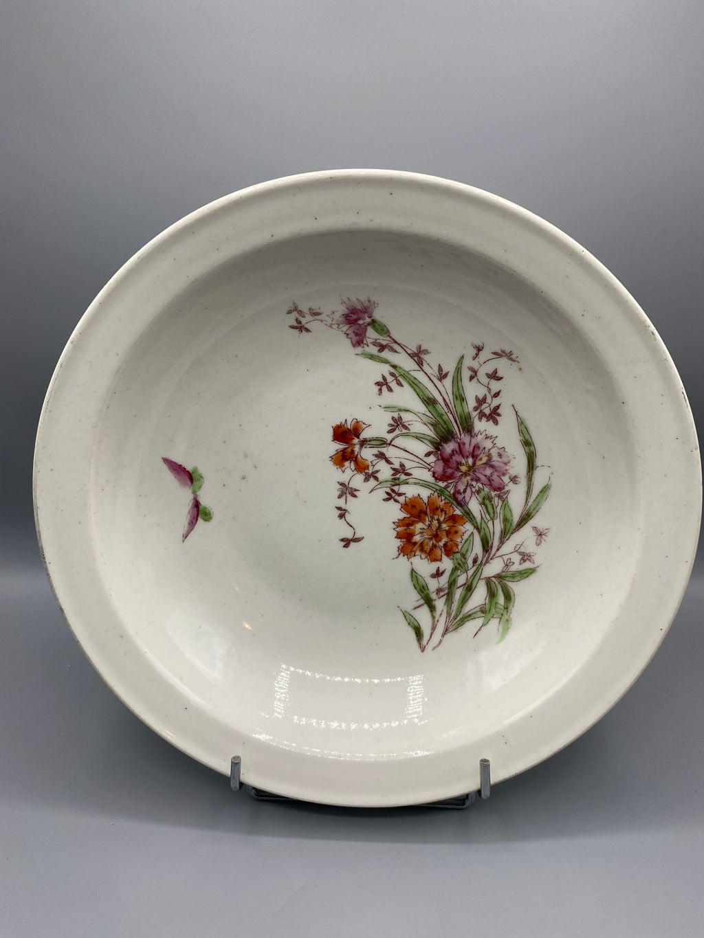 Grande jatte ancienne faience decor oeillets, vue de face bouquet floral
