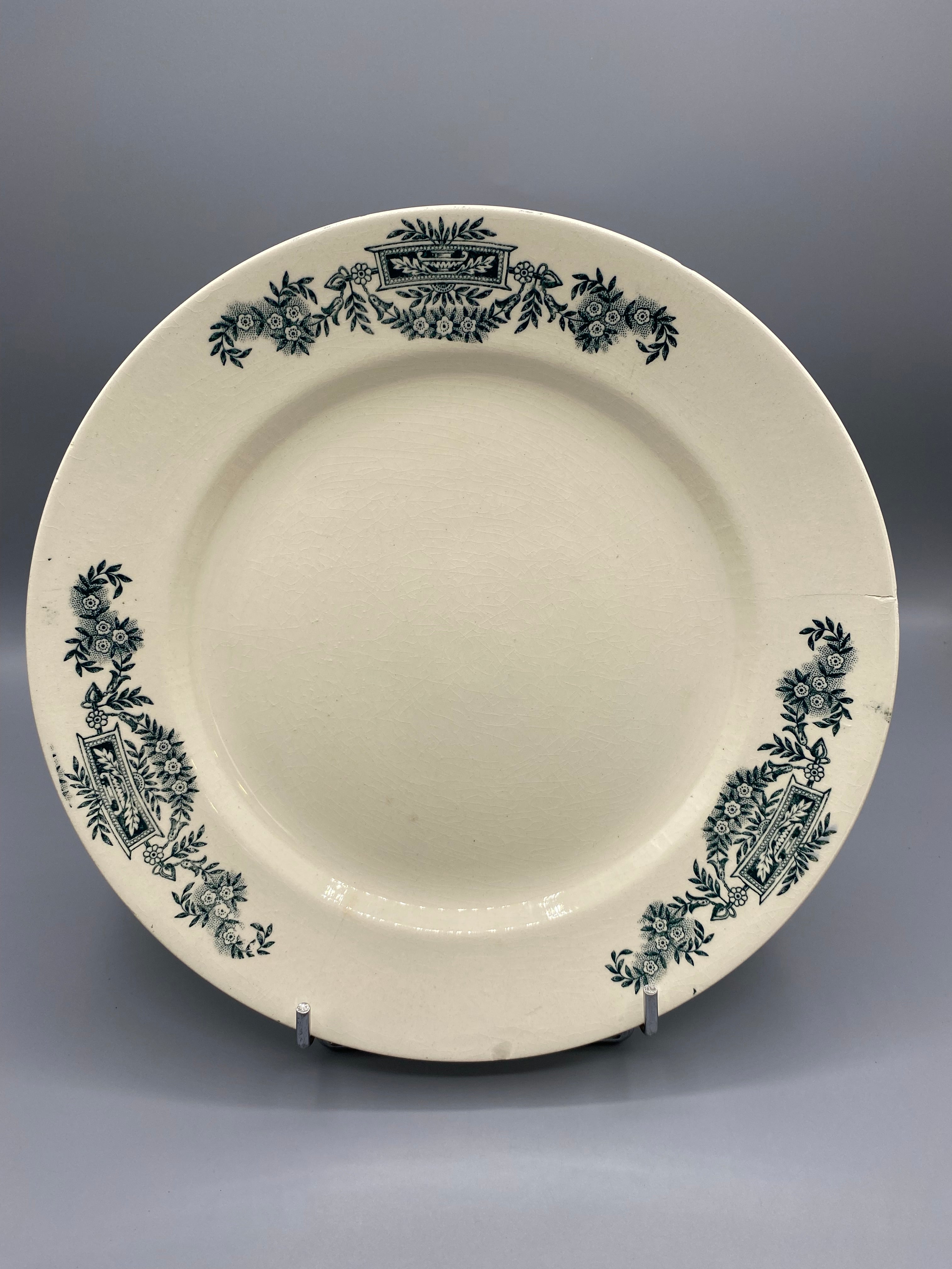 Assiette ancienne Longchamp décor Lutèce vert, vue de face