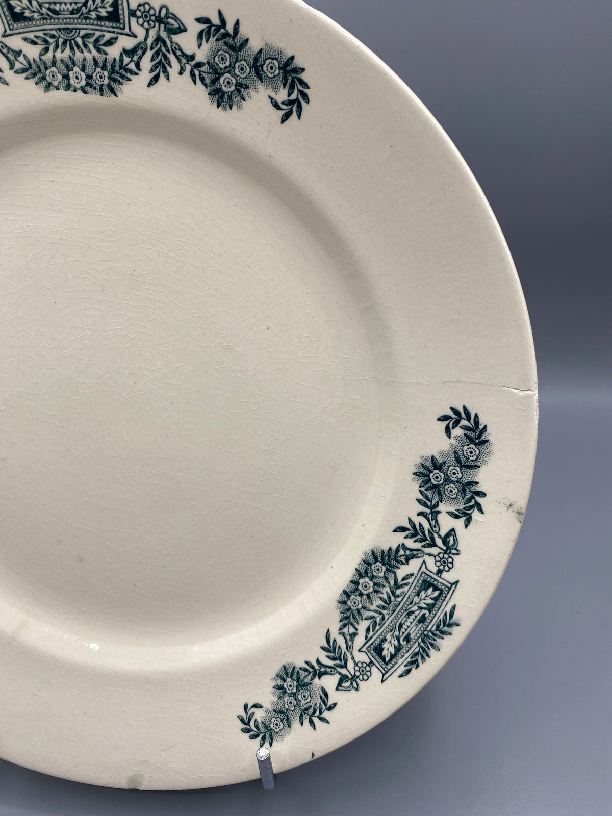Assiette ancienne Longchamp, détail décor cartouche et guirlandes
