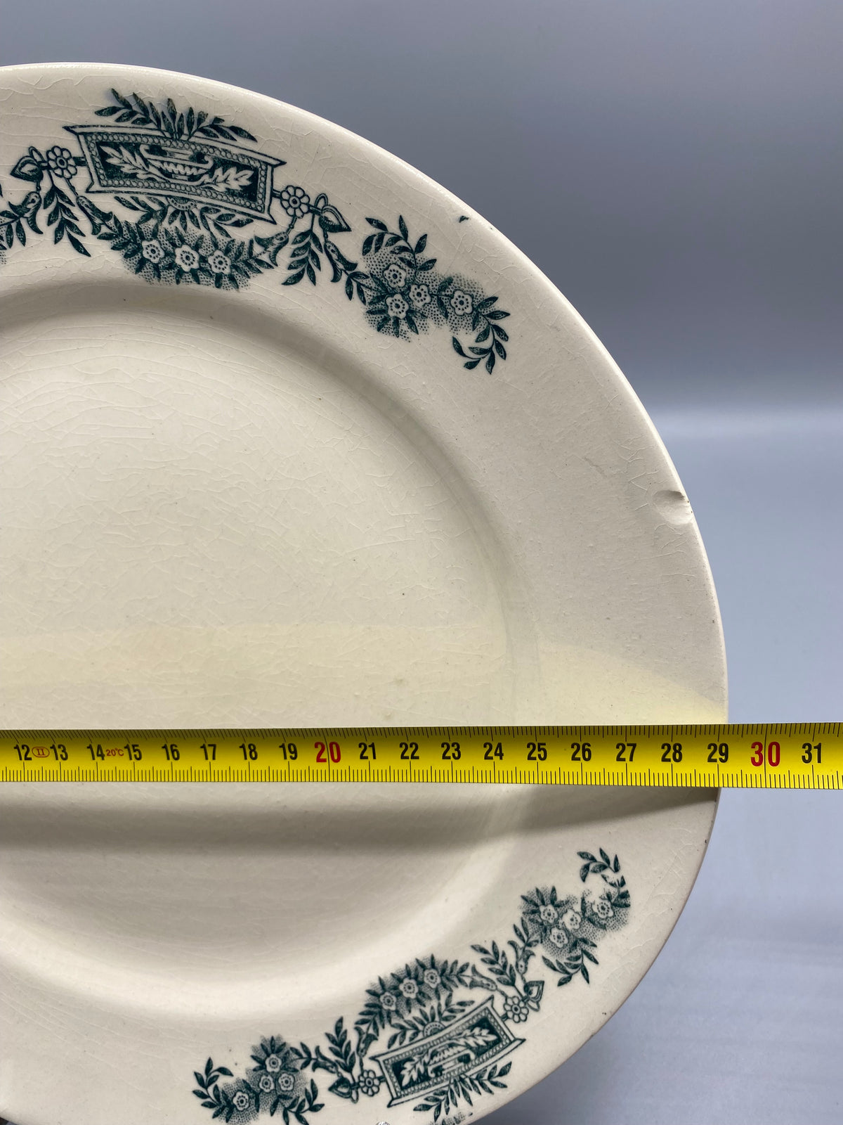 Assiette ancienne Longchamp, vue avec mesure diamètre 30 cm