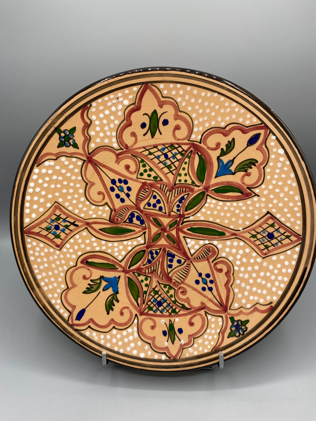 Grand plat tunisien Poterie Kerkennah, vue de face décor arabesque complet
