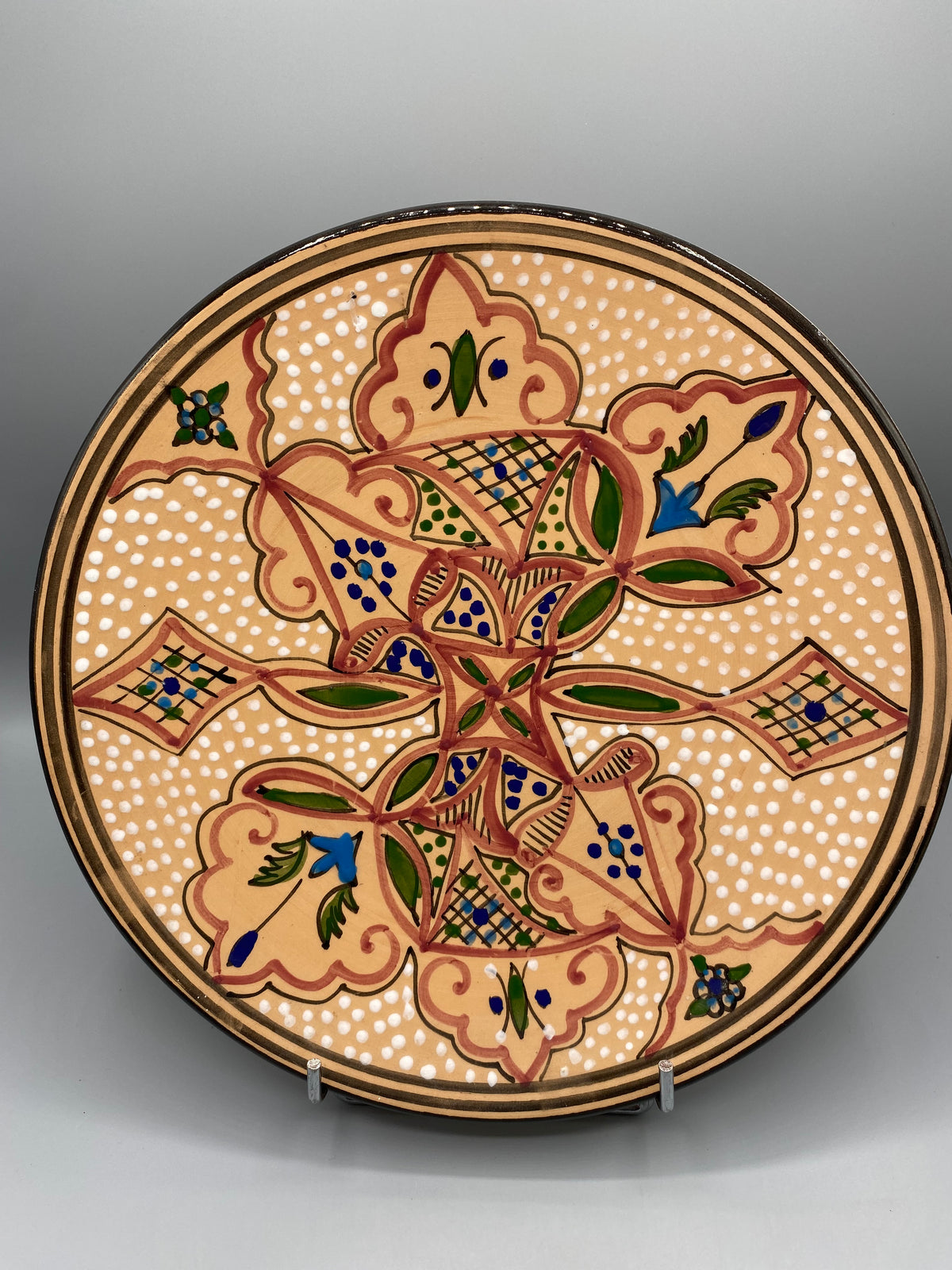 Grand plat tunisien Poterie Kerkennah, vue de face décor arabesque complet